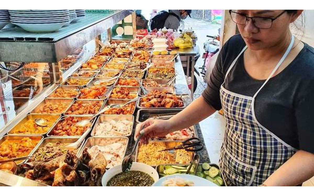 Mở qu&aacute;n cơm b&igrave;nh d&acirc;n c&oacute; dễ kiếm lời hay kh&ocirc;ng?