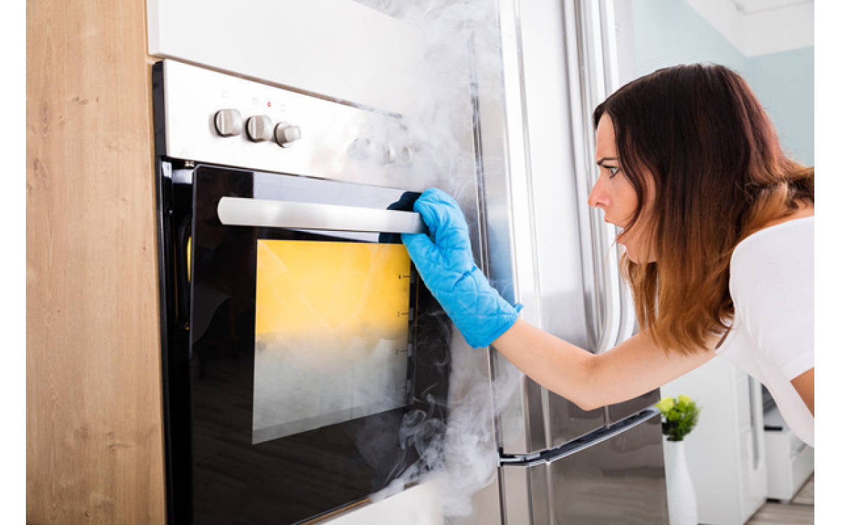 L&ograve; nướng nhả kh&oacute;i l&agrave; một trong những dấu hiệu r&otilde; r&agrave;ng việc thiết bị của bạn bị hỏng