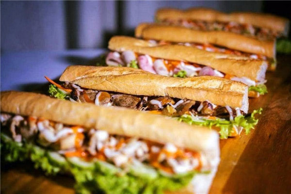 Nhắc đến b&aacute;nh m&igrave; đường phố việt Nam kh&ocirc;ng thể kh&ocirc;ng gọi t&ecirc;n b&aacute;nh m&igrave; thịt nướng
