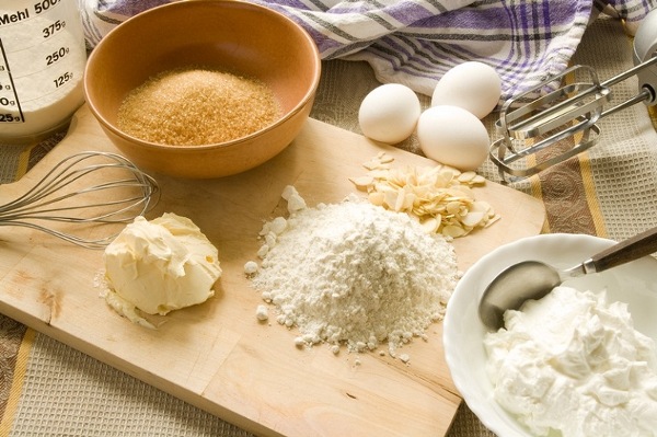 Trộn đều c&aacute;c nguy&ecirc;n liệu để l&agrave;m b&aacute;nh m&igrave;