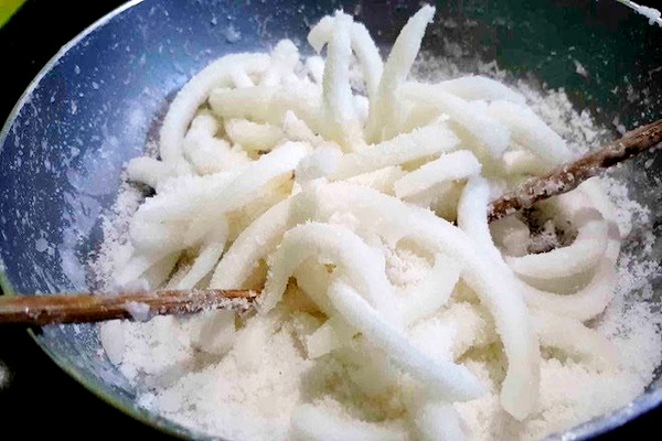 C&oacute; thể cho th&ecirc;m đường v&agrave;o để s&ecirc;n kh&ocirc; mứt dừa