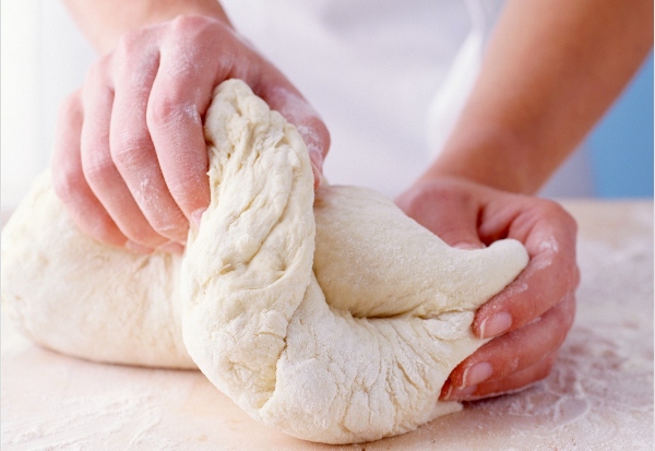 Nh&agrave;o bột v&agrave; ủ bột l&agrave; bước quan trọng để c&oacute; được những chiếc b&aacute;nh m&igrave; thơm ngon
