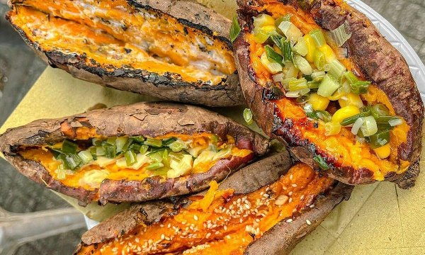 khoai lang nướng bằng lò có thể kết hợp thêm mỡ hành, phô mai để tăng hương vị
