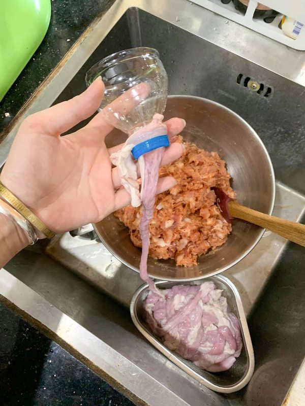 Nhồi nguy&ecirc;n liệu v&agrave;o l&ograve;ng non l&agrave; bước quan trọng trong c&aacute;ch l&agrave;m dồi sụn