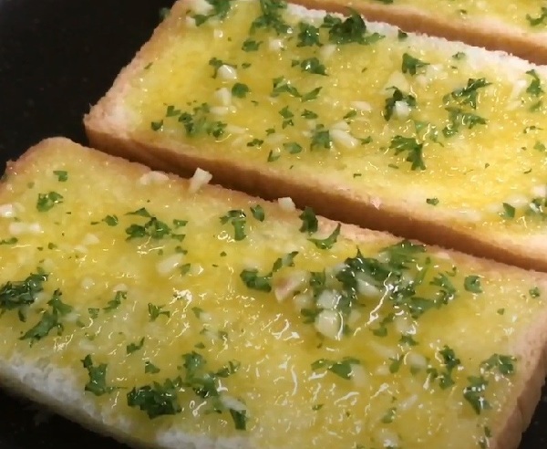 Nướng bánh mì bằng chảo