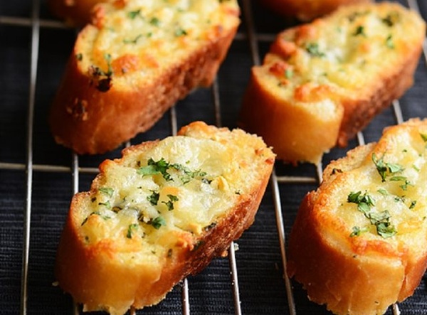 Làm bánh mì nướng bơ tỏi bằng lò nướng