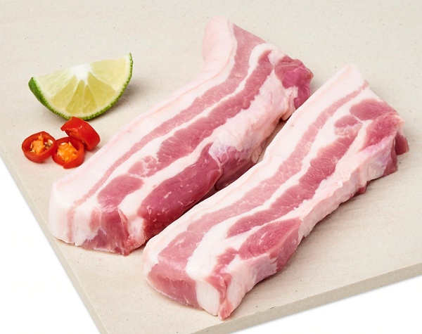 Thịt ba chỉ ngon l&agrave; miếng thịt c&oacute; m&agrave;u hồng, tỷ lệ thịt v&agrave; mỡ c&acirc;n đối