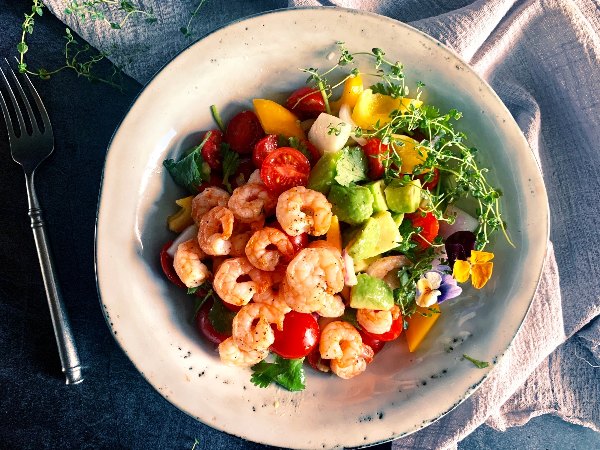 Th&agrave;nh phẩm t&ocirc;m nướng muối ti&ecirc;u v&agrave; salad bơ