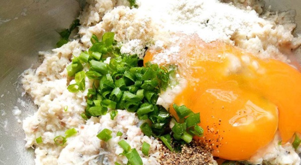 Nêm nếm gia vị vào hỗn hợp chả cá