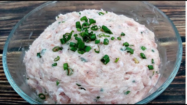 Chả cá được ướp gia vị và nhào đều