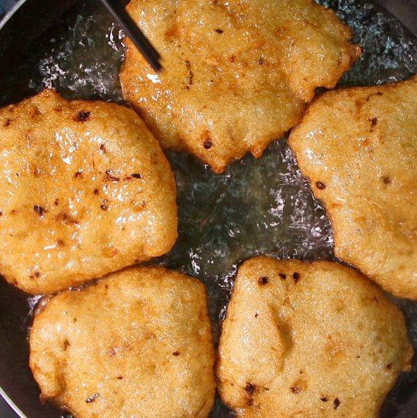 Chiên chả cá sao cho vàng đều hai mặt là được