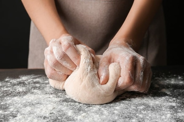Nh&agrave;o bột th&agrave;nh khối mịn để l&agrave;m b&aacute;nh m&igrave; que