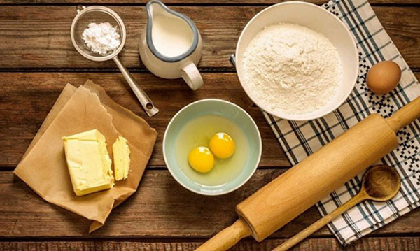 Chuẩn bị c&aacute;c nguy&ecirc;n liệu l&agrave;m b&aacute;nh kem