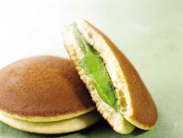 Bánh rán doremon nhân matcha từ bột mì sau khi hoàn thành