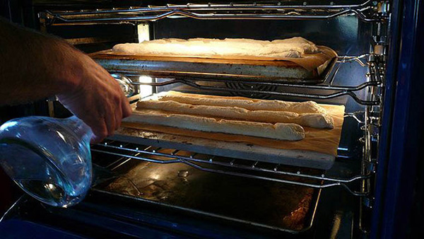 Cho bánh mì vào lò nướng và nướng ở nhiệt độ thích hợp