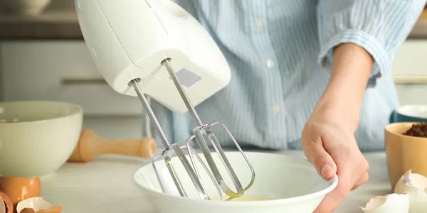 Dùng máy đánh trứng đánh đều hỗn hợp làm nước sốt bánh mì