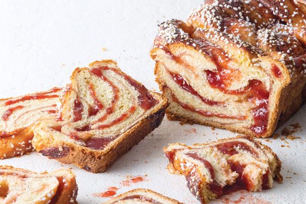 B&aacute;nh m&igrave; hoa c&uacute;c c&oacute; nh&acirc;n l&agrave; mứt d&acirc;u&nbsp;